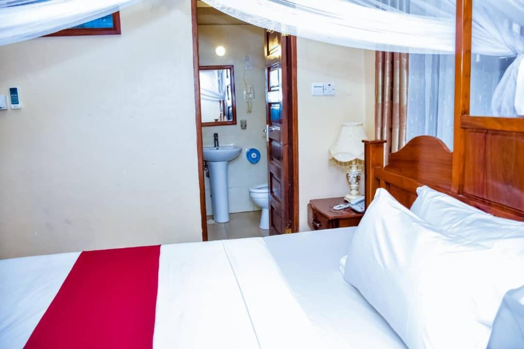 Red Sun Lodge Kokoni Ngambo ภายนอก รูปภาพ