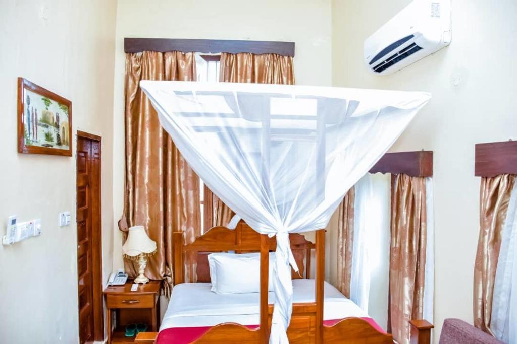 Red Sun Lodge Kokoni Ngambo ภายนอก รูปภาพ